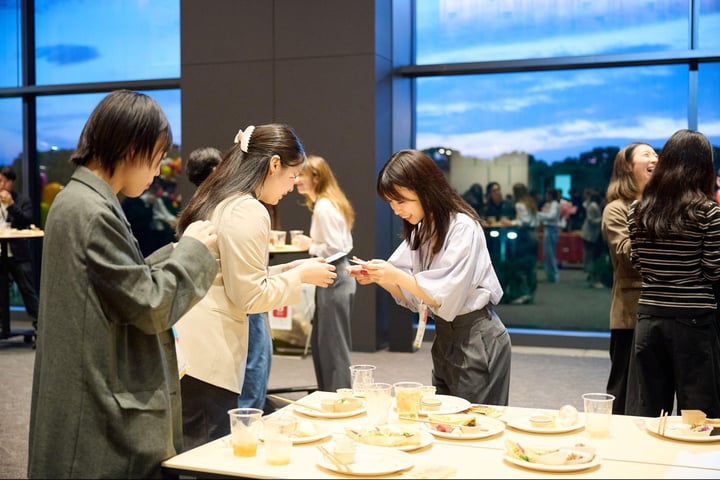 研修後の懇親会では、会場に集う若手同士での交流も加速